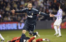 足球彩票_邵佳一投出年度最佳球员选票，登贝莱、萨拉赫与拉菲尼亚角逐巅峰荣耀